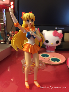 Sailor-Venus-Figuarts-with-Hello-Kitty-POP